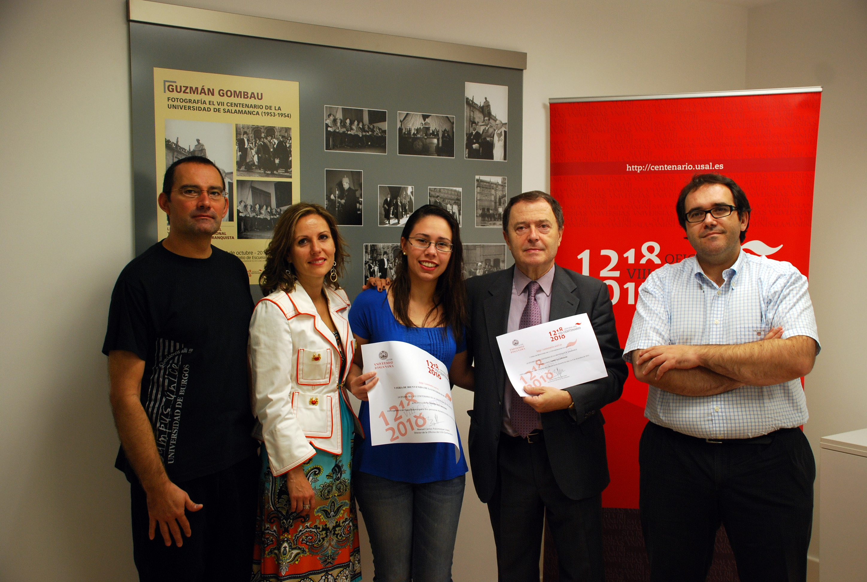 La Oficina del VIII Centenario de la Universidad de Salamanca hace entrega del premio que sorteó en la Feria de Bienvenida