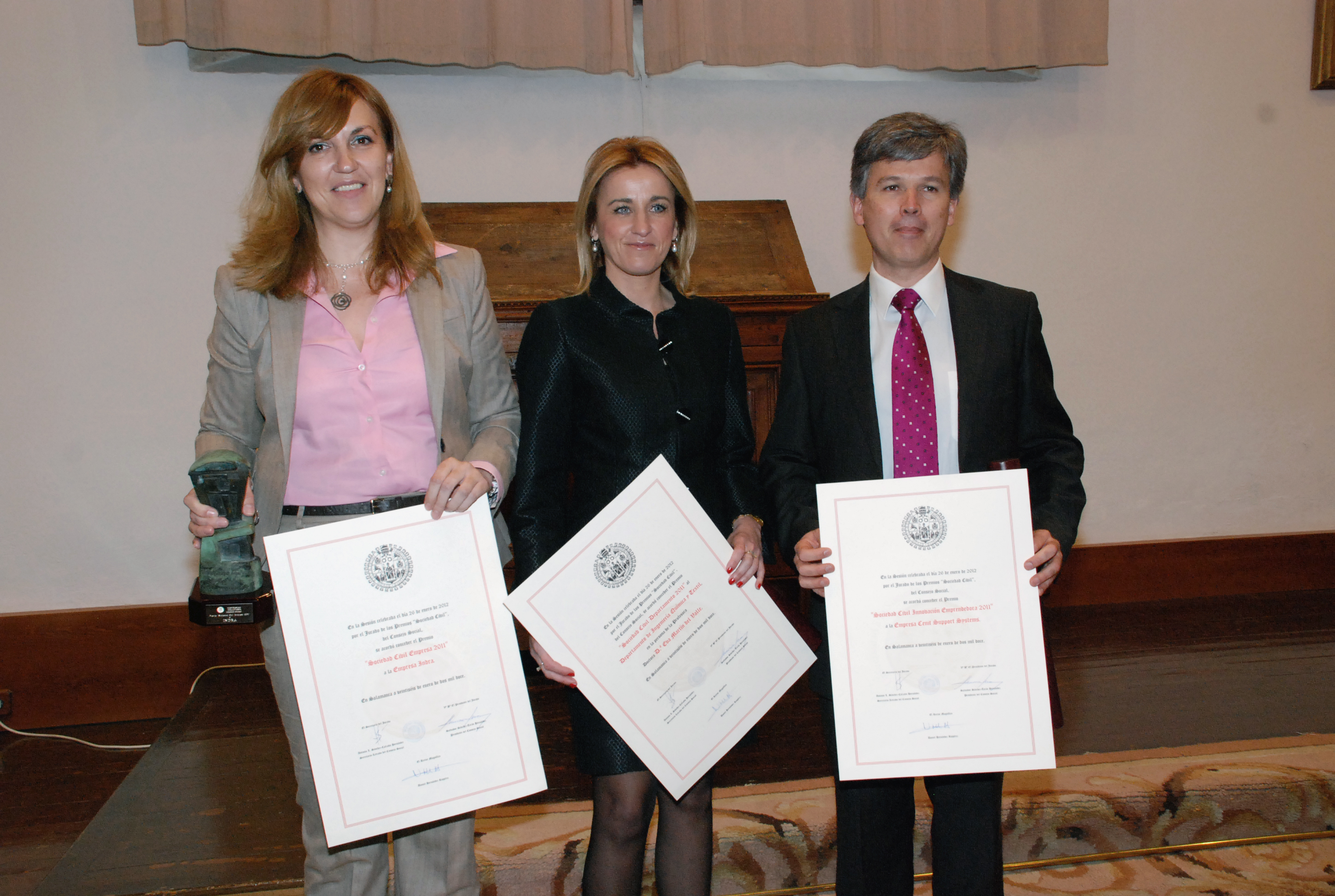 La profesora Eva Martín del Valle y las empresas INDRA y Cenit Support Systems reciben los premios ‘Sociedad Civil’ del Consejo Social