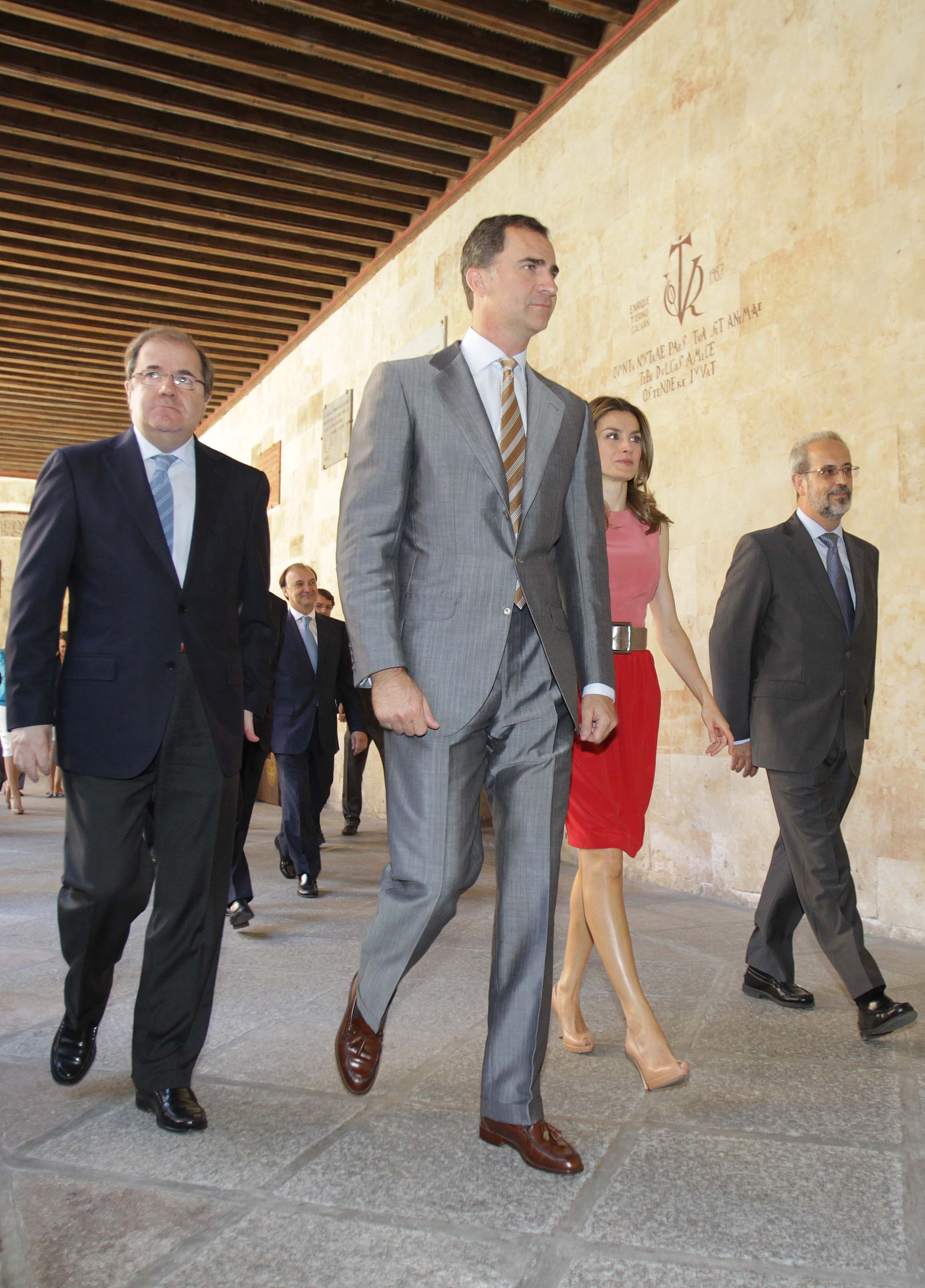 Los Príncipes inauguran en la Universidad de Salamanca la reunión de directores del Instituto Cervantes
