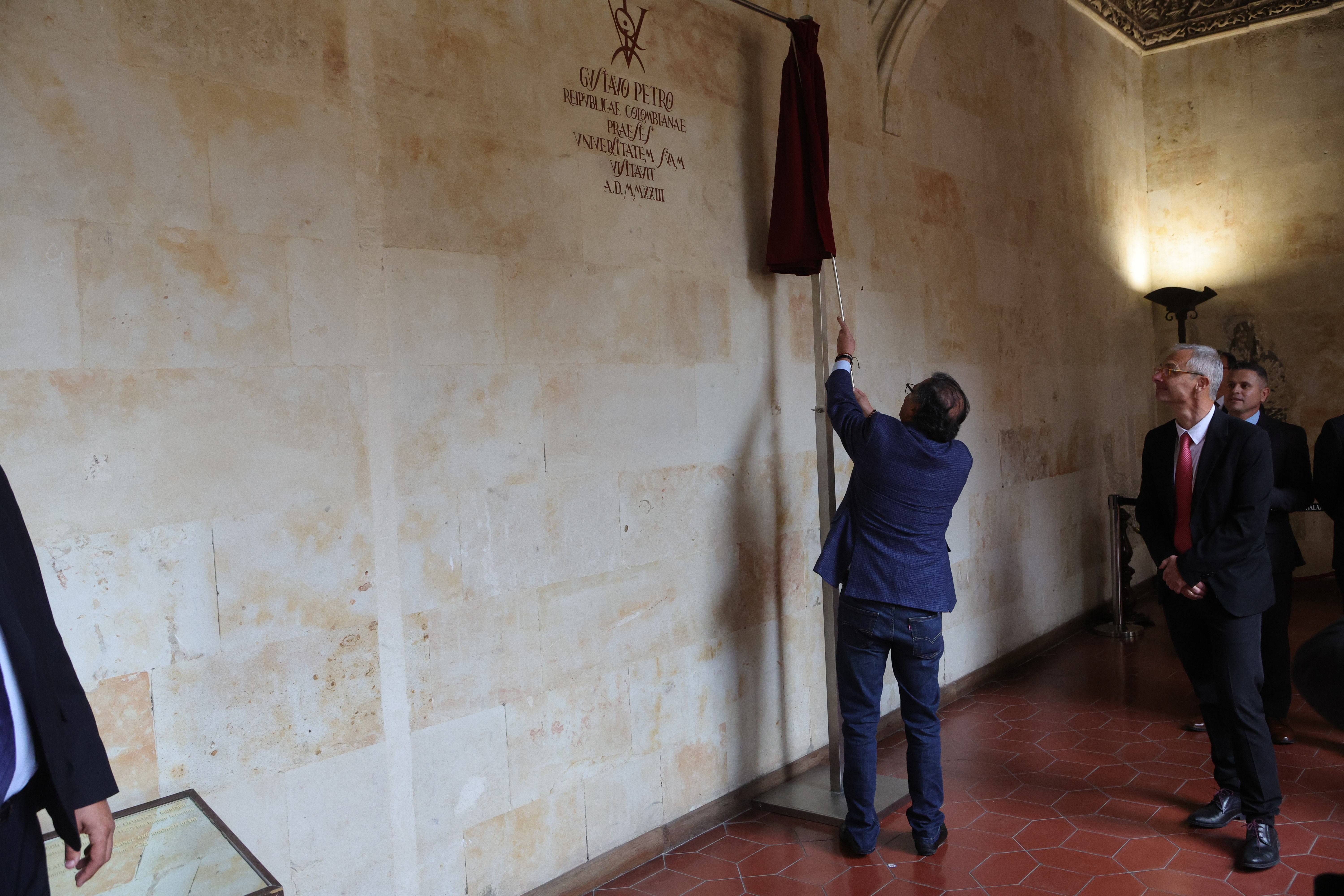 Gustavo Petro descubre el vítor dedicado en el Edificio de las Escuelas Mayores