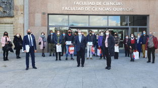 Los galardonados a la puerta e la Facultad de Químicas