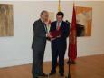 El rector hace entrega al embajador de Colombia en España de un detalle de la Universidad.