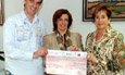 Noemí Domínguez recibe el cheque de manos de Ángela Calvo