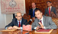 Daniel Hernández Ruipérez y Luis C. Bernardo Fernández en la firma del convenio