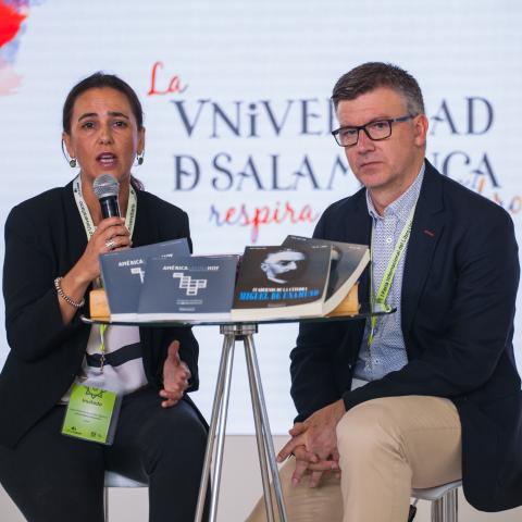 Marta Fuertes y Eduardo Azofra, durante la presentación de las revistas de la USAL en FILUNI.