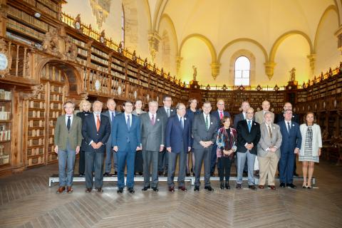 El rector de la Universidad de Salamanca recibió al presidente del Gobierno en las Escuelas Mayores