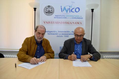 Miguel Ángel Verdugo Alonso y Juan Pérez Sánchez en el momento de la firma del convenio