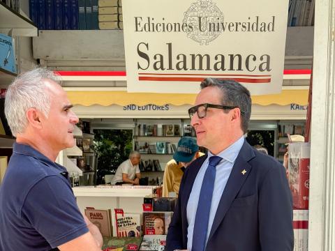 El rector de la Universidad de Salamanca visita el stand de Ediciones USAL en la Feria del Libro de Madrid