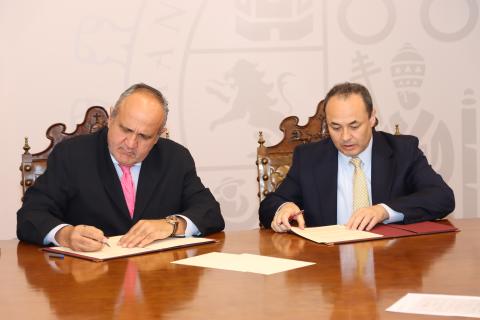 Nicolás Rodríguez García y Luis Carranza Ugarte, durante la firma del convenio 
