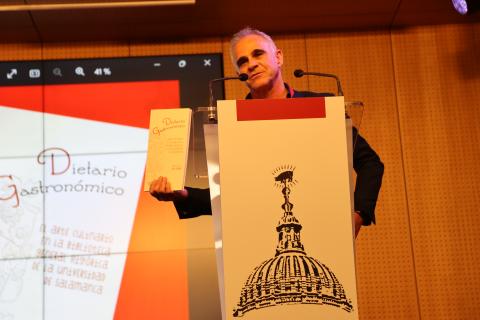 El director de Ediciones USAL, Jacobo Sanz Hermida, presenta el libro “Dietario gastronómico” durante el IV Foro Internacional del Ibérico