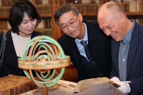 Yao Jing visitó varias instalaciones universitarias, entre ellas la Biblioteca General Histórica