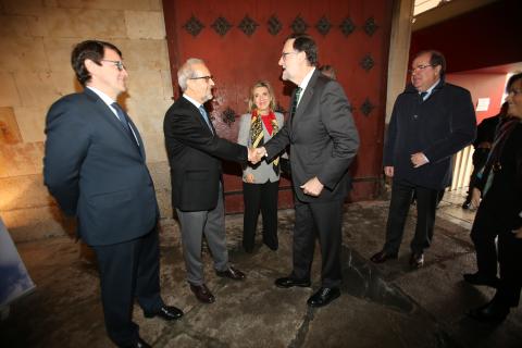 El rector de la Universidad de Salamanca recibió al presidente del Gobierno en las Escuelas Mayores