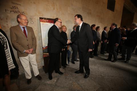 El rector de la Universidad de Salamanca recibió al presidente del Gobierno en las Escuelas Mayores