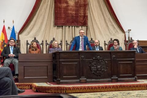 El rector entrega las distinciones a 55 miembros del Personal de Administración y Servicios
