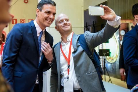 Pedro Sánchez con un asistente de la feria