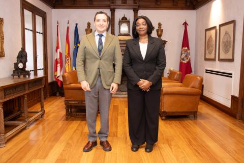 El rector recibe a la embajadora de Ghana en España en su nueva visita a la Universidad de Salamanca