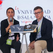 Marta Fuertes y Eduardo Azofra, durante la presentación de las revistas de la USAL en FILUNI.