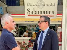 El rector de la Universidad de Salamanca visita el stand de Ediciones USAL en la Feria del Libro de Madrid