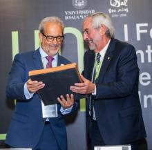 Enrique Grauer entrega un diploma acreditativo al rector de la Universidad de Salamanca.