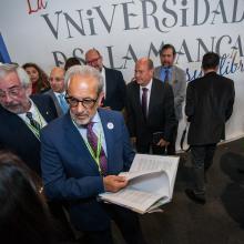 Daniel Hernández Ruipérez en el stand de la Universidad de Salamanca en FILUNI