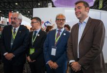 Grauer, Eduardo Azofra, Hernández Ruipérez, en el stand USAL.